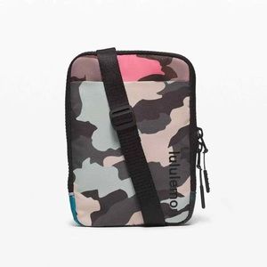 Lululemon Athletica Easy Access Bag in Camo